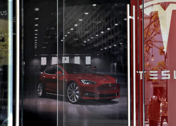 Batteries are getting cheap. So why aren’t electric vehicles?