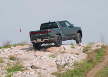 Rivian Dual-Motor vs. Quad-Motor, eSprinter priced, green hydrogen: Today’s Car News